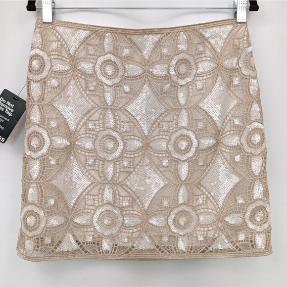 Express Sequinned Mini Skirt Metallic Crocheted Lace White Rose Gold size 8 NWT - Picture 1 of 14